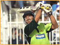 شاہد آفریدی کی جارحانہ بیٹِنگ