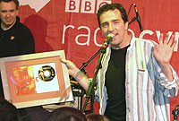 Bryn Fôn yn derbyn y wobr