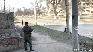 Солдат на одной из улиц Грозного