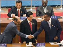 Các lãnh đạo châu Phi bắt tay