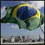 Bandeira brasileira tremula em porto do Rio na partida de marinheiros para o Haiti
