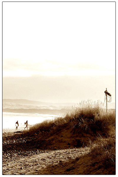 Spring at last. Jay catches the moment when local crews breathed a huge sigh of relief. Post dawn, 12 C, sunny, offshore n clean, 6 out, place alight with craic. J, Mar 07