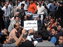 روزنامه نگاران خواهان عذر خواهی مجلس و اخراج نماينده ای که به خبرنگار روزنامه شرق ناسزا گفته شدند