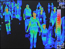 Устройство, оценивающее температуру прибывающих в сеульский аэропорт пассажиров