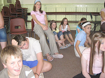 Ysgolion Sul Abertawe a'r Cylch yn ymarfer ar gyfer Oedfa'r Bore.