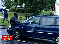 Stirling'de bir arabanın camını kıran gösterici