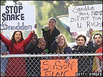 طرفداران جکسون در اطراف دادگاه دادستان ها را به باد حمله گرفتند