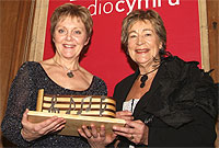 Eirian Owen yn derbyn y tlws gan Beti George