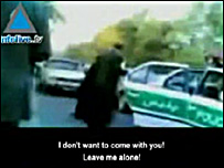 فیلمی از درگیری پلیس و یک دختر در هنگام دستگیری