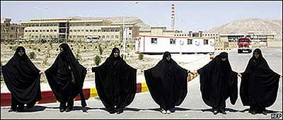 از زمان پذيرش پروتکل الحاقی، حاميان جمهوری اسلامی بارها در کنار تاسيسات اتمی زنجيره انسانی تشکيل داده اند