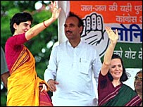 प्रियंका अपनी माँ सोनिया गाँधी के साथ