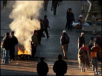 Sokaklarda ateş yakan eylemciler