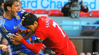 El choque entre Suárez e Ivanovic