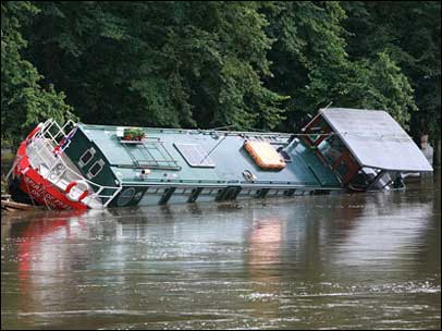 Spirit of Freedom sinking River Avon at Evesham
