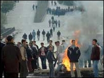 Şemdinli'de yollara kurulan barikatlar ve kalabalık