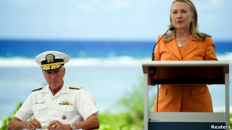 Bà Clinton phát biểu tại Rarotonga, đảo Cook, bên cạnh tư lệnh Thái Bình Dương của Mỹ Samuel J. Locklear