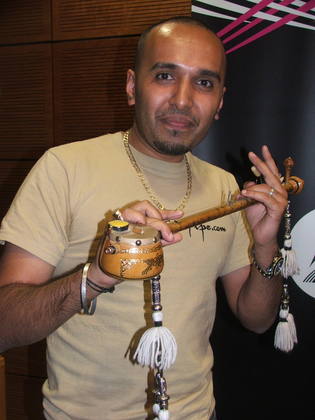 Bee 2 shows us his Tumbi