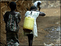 Yük taşıyan Afrikalılar