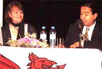 Susan Wilkinson yn siarad yn Buenos Aires