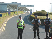 Guardas em frente ao aeroporto de Stansted