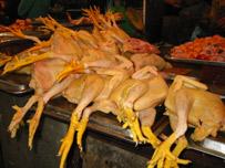 पकाने के लिए रखी मुर्गियाँ