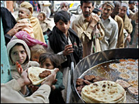 Pakistan'da gıda kuyruğu