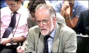 David Kelly se podle jeho nejbližších cítil zrazen, když jeho jméno proniklo na veřejnost