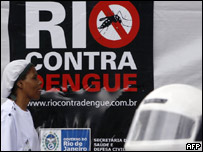 Profissionais em tendas montadas de emergência
