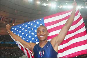 Kelli Whiteová oslavuje vítězství v běhu na 200m