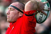 Robin McBryde yn taflu i mewn i'r linell (Llun: Huw Evans Picture Agency)