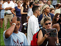 Oy kullanmak için bekleyen seçmenler