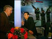 دفاعی نمائش میں ایک سیلز مین اورگاہک