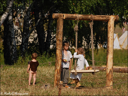 Для детей тоже были развлечения. Например, качели…