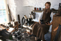 Delwedd o Richard Lloyd yn y gweithdy ym mwthyn Highgate