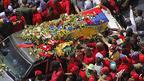 A multidão há chegou ao pátio da Academia Militar, onde será colocado o caixão de Hugo Chávez. Dezenas de milhares de pessoas formam uma procissão de vários quilômetros.