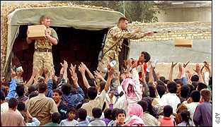 Potravinové balíčky představují pro Iráčany spásu