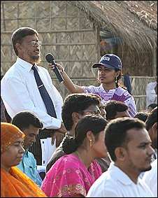 বাংলাদেশ সংলাপে প্রশ্ন করছেন দর্শক
