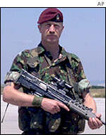 Britský voják na kosovské hranici