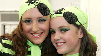 1af Dawns Disgo Agored i bâr - Lowri a Llio o Amlwch.