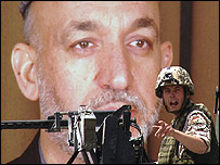 سرباز آلمانی در برابر عکس حامد کرزی