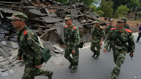 四川雅安蘆山縣解放軍士兵到達現場救災（21/4/2013）