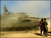 Bir İsrail tankı ve askerler