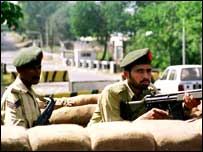 امریکی سفارتخانے کے باہر پہرہ