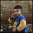 Menino em Kosovo