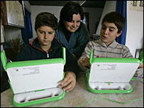 سکول کے بچوں کے لیےسو ڈالر کا لیپ ٹاپ