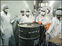 Técnicos iranianos na usina nuclear de Isfahan