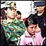 Menina fala com policiais depois de ser resgatada de fábrica em Guangdong. Foto: cortesia do jornal Southern Metropolis Daily