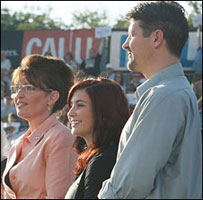 از چپ به راست: سارا پیلین، دخترش بریستول و همسرش تاد