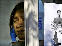 زن ماتم زده تايلندی در کنار باجه تلفن