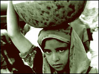 دختران وظیفه حمل آب را هم بر دوش می کشند